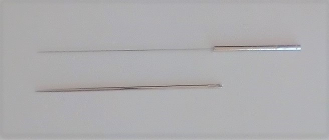 「鍼」は、とても細くしなやかです。注射針や縫い針とは硬さ・太さ・針先の形も違い、痛みが出にくい造りになっています。